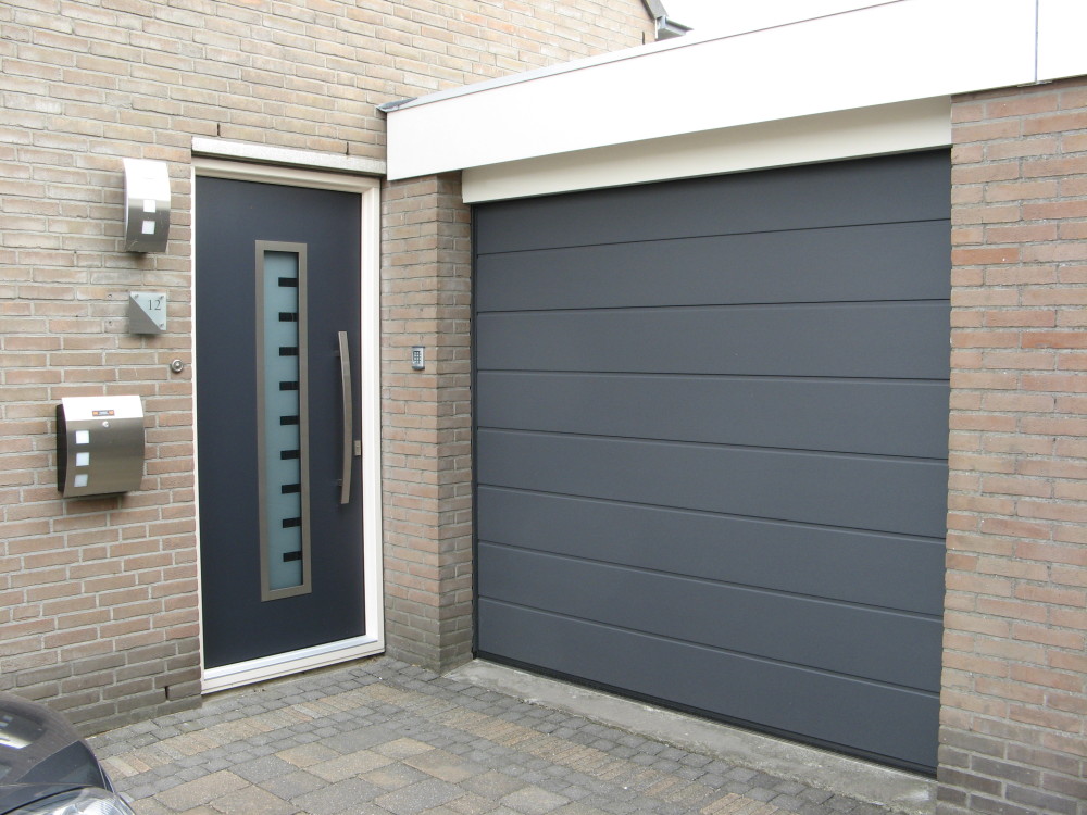 Aanblik Wormerveer - kunststof kozijnen - garagedeur en voordeur in Oostzaan